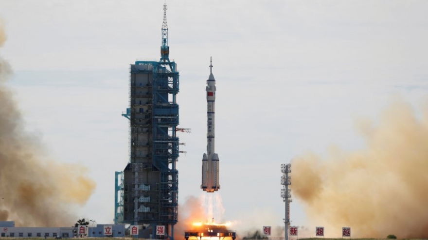 Khoảnh khắc tàu Thần Châu-12 rời bệ phóng tên lửa, đưa người lên trạm vũ trụ